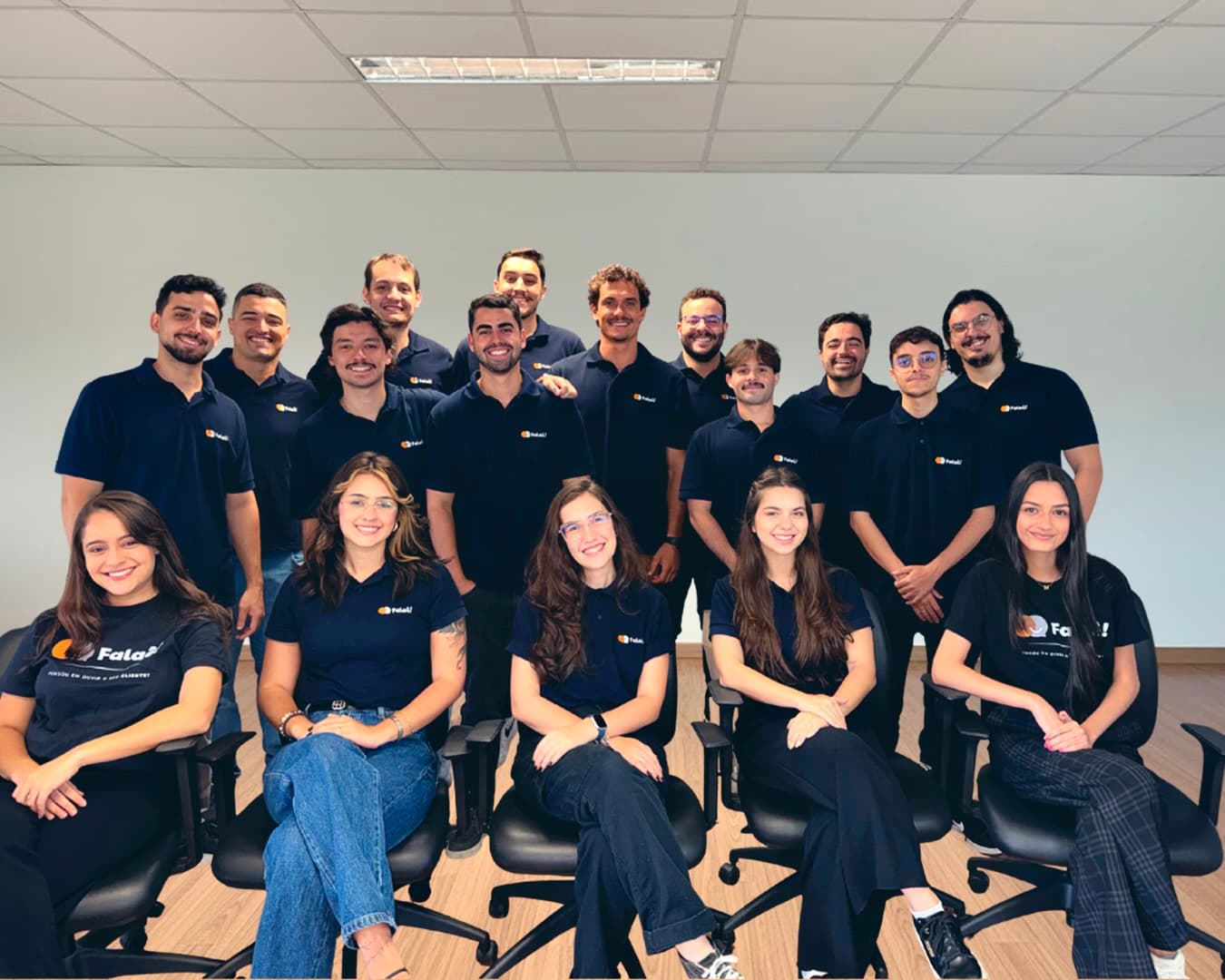 Equipe Falaê reunida no escritório